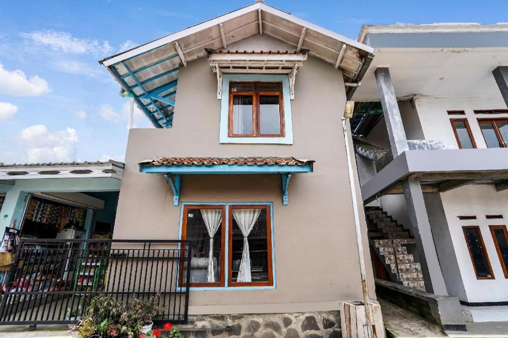 Oyo Homes 91006 Eco Tourism Desa Cibodas Areng 5 Syariah 2*